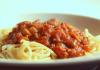 Resep saus dan kuah untuk irisan daging dengan pasta tomat