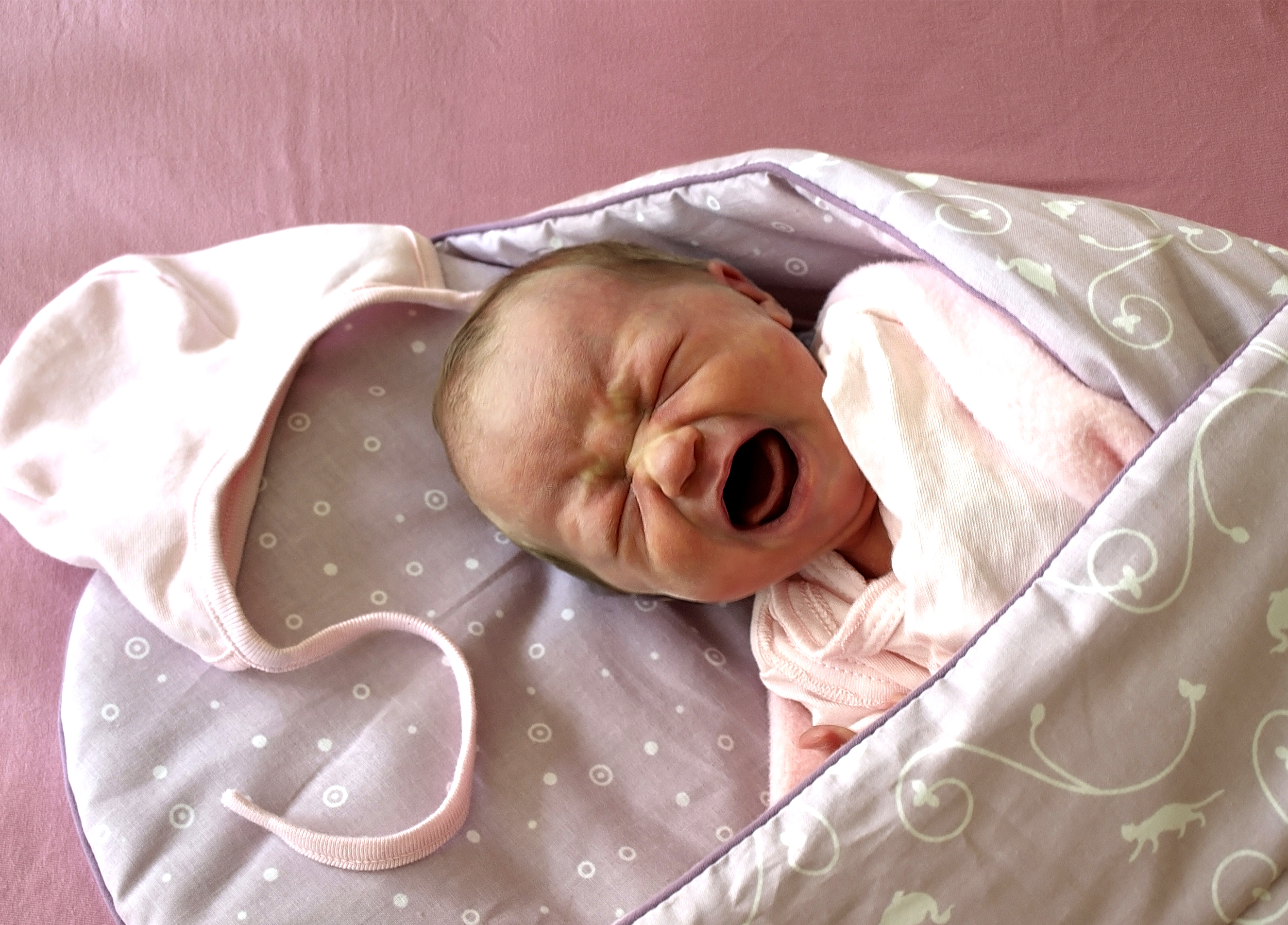 Почему новорожденный кряхтит и тужится. Новорожденный плачет. Плачущий новорожденный в пеленках. Новорожденный кричит. Грудной ребенок плачет.