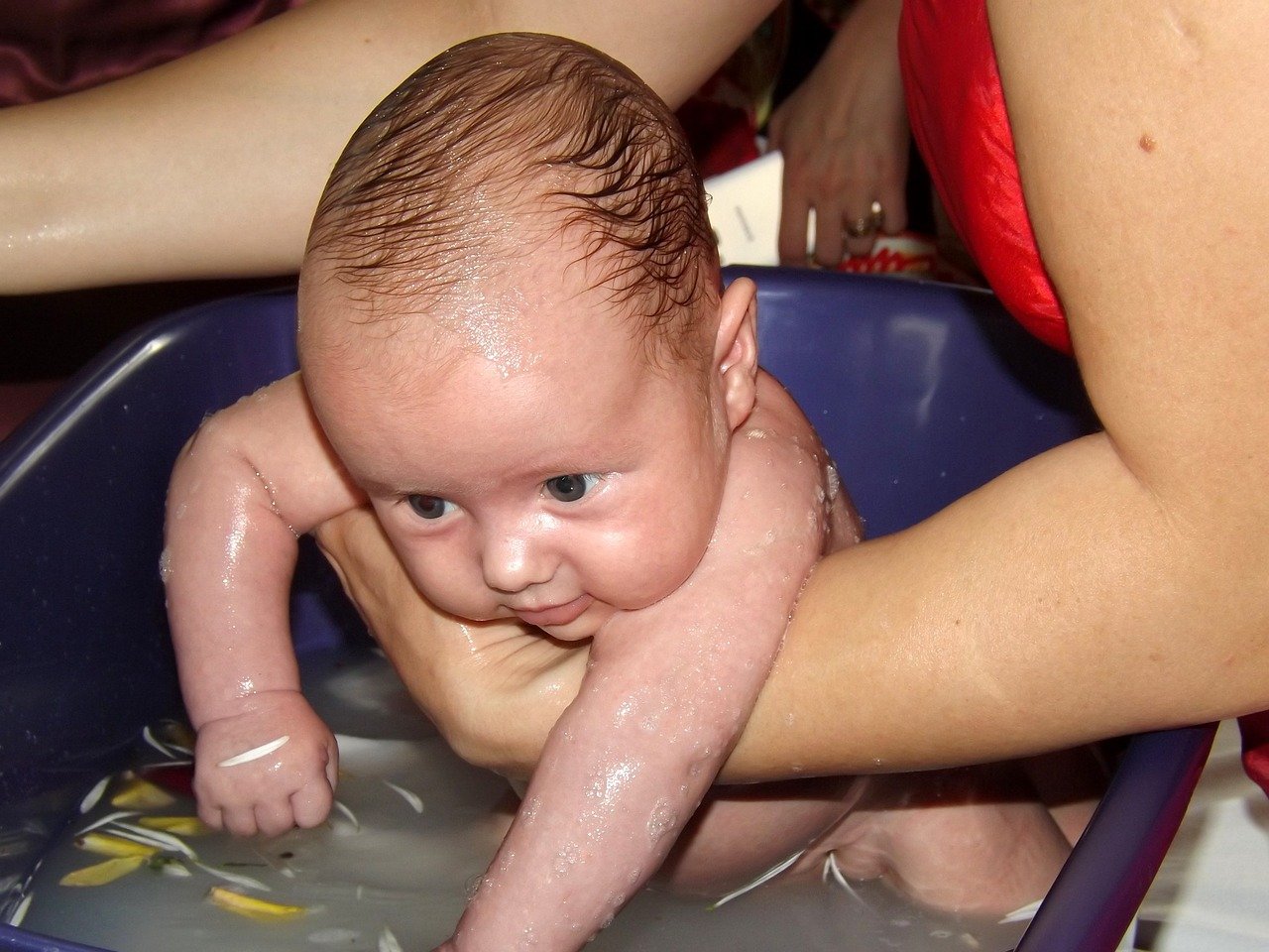 Подмывание новорожденного мальчика. Подмывание мальчиков новорожденных. Подмывание мальчиков грудничков. Купание новорожденного мальчика. Подмывание ребенка под краном.